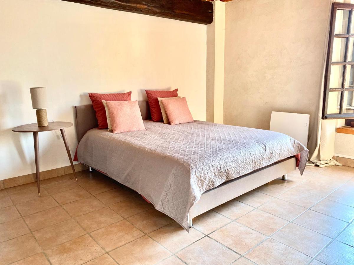Bed and Breakfast Domaine Du Cellier De La Couronne Sézanne Exterior foto